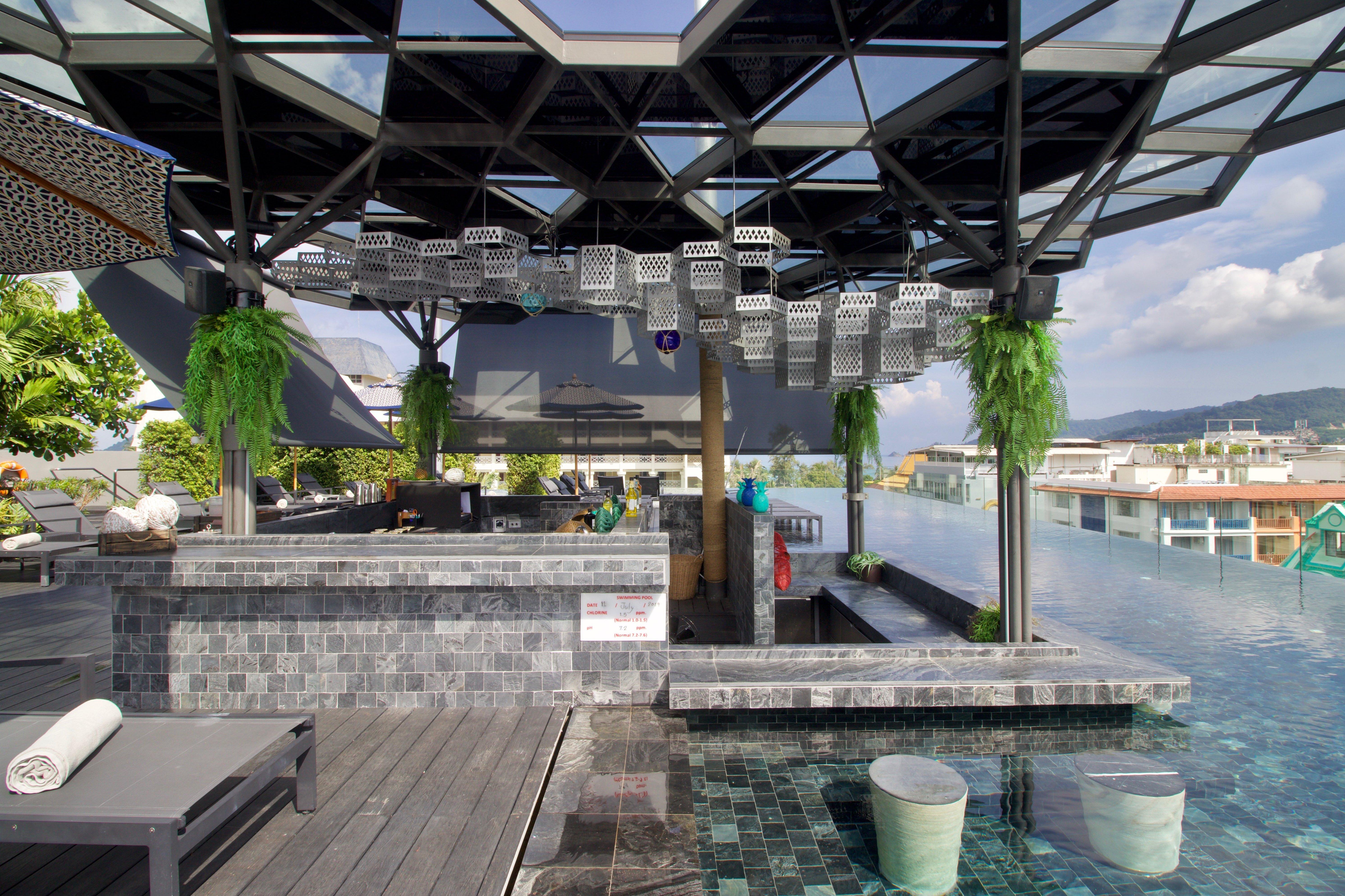 Hotel Indigo Phuket Patong By Ihg Εξωτερικό φωτογραφία The bar at the pool
