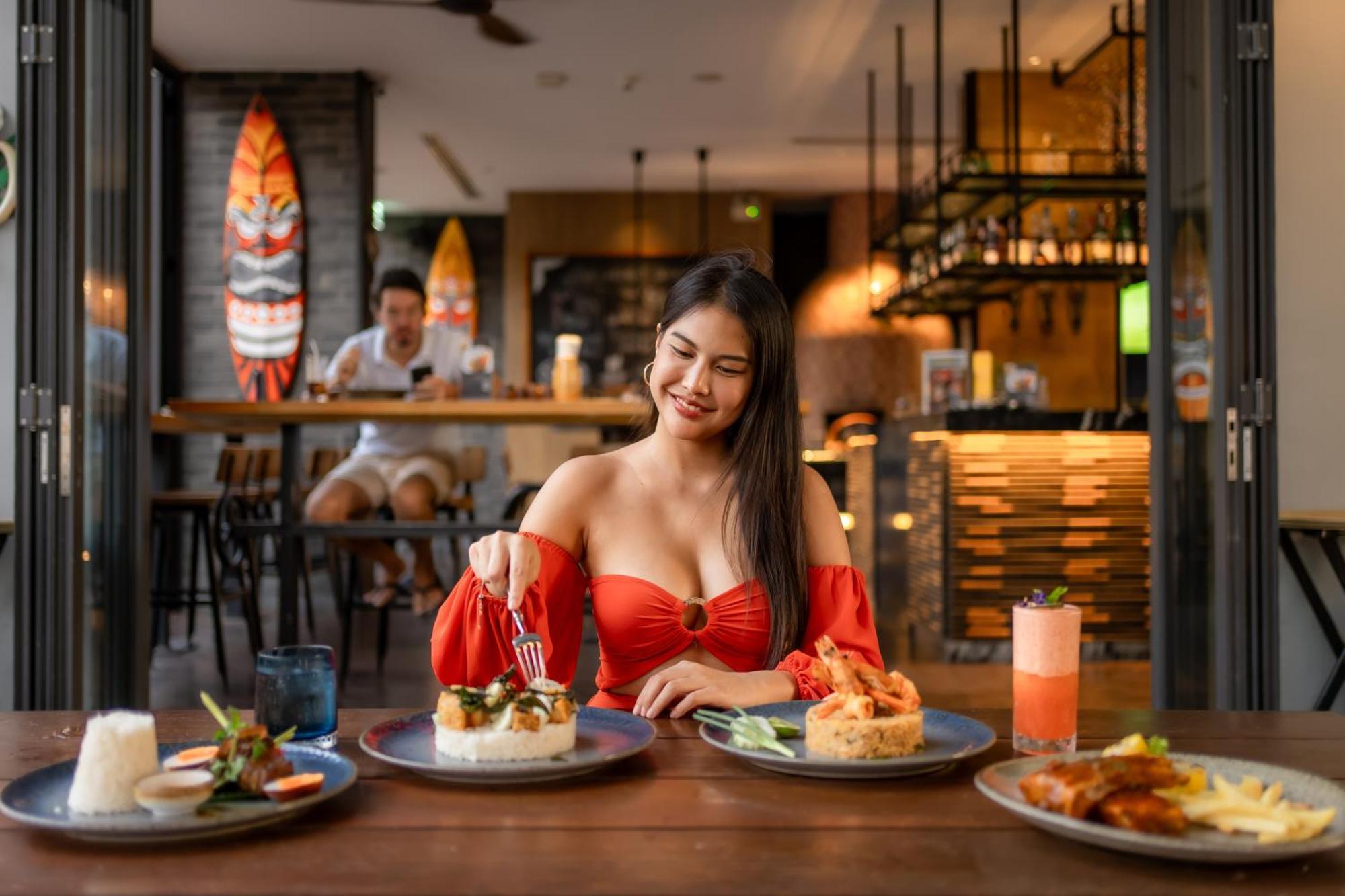 Hotel Indigo Phuket Patong By Ihg Εξωτερικό φωτογραφία A woman eating at a restaurant